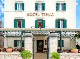 Heritage Hotel Tisno, готель у місті Тисно