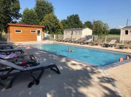 Camping du Sevron, hotel i Saint-Étienne-du-Bois