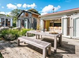 Kereru - Waiheke Holiday Home, hotel i Ostend