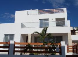Modern villa, 4 bedrooms, private pool, close to Coral bay strip, hótel í Peyia