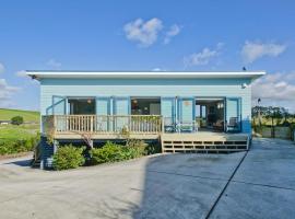 The Blue Cottage with WiFi- Waipu Holiday Home, hotell Waipus