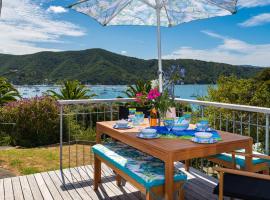 Tirohanga Wai - Waikawa Holiday Home, hotel sa Waikawa