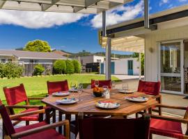 Gone Coastal - Whangamata Holiday House, hotel v destinaci Whangamata
