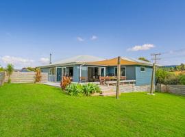 The Blue Rendevous - Whangamata Holiday Home, hotel con parking en Whangamata