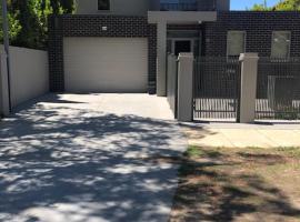 Central executive 4br townhouse, hotel with jacuzzis in Albury
