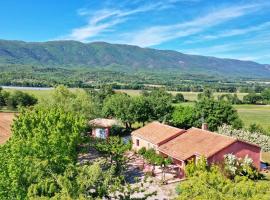 Villa piscine face au grand luberon Cereste, hotel med parkering i Céreste