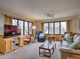 Wisconsin River Valley Farmhouse Fire Pit and View, hotel di Merrimac