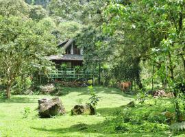 Mindo Eco Chalet con Rio y Cascada, hotel v destinaci Mindo