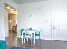 Hosteeva Capitol Hill 2BR Apt - 7 Walking Distance to Dining