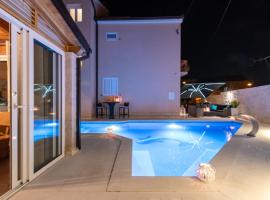 Villa San Tonini Deluxe Apartment with private heated swimming pool, rental liburan di Mravince