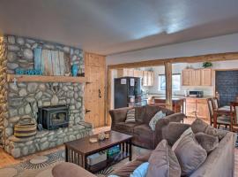 Cozy Mountain Cabin about 7 Mi to Heavenly Ski Resort!: South Lake Tahoe'da bir otel