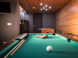 MORE Podgora Luxury Design Apartment، فندق مع أحواض استحمام ساخنة في بودغورا