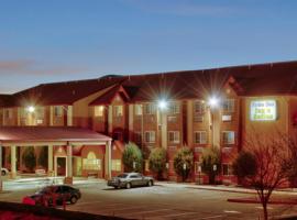 Western Skies Inn & Suites, hotel sa parkingom u gradu Los Lunas