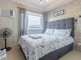 1BR Interiored Condo with WiFi, Netflix, Hot Shower - The Hive Residences