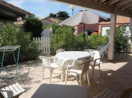 Belle villa climatisée avec 2 chambres, terrasse en angle, parking privatif dans résidence sécurisée piscine commune 800 m de la mer LRCS151