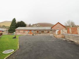 Rhianwen, Plas Moelfre Hall Barns, villa in Llangadwaladr