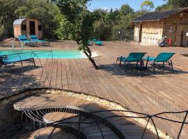 Spa Les Jardins De Chiron Lodges et Tiny House dans le sud, בית קומפקטי בSauve