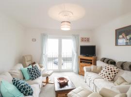 14 Lyme Mews, hotel with parking in Seaton