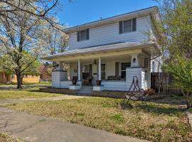 Charming Craftsman Home in Downtown Bartlesville!, hotell i Bartlesville