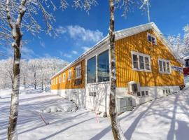 Gulbrakka Basecamp, готель біля визначного місця Льодовик Свартісен, у місті Glomfjord