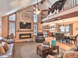 Pocono Mountains Retreat with Pool Table and Hot Tub!, βίλα σε Albrightsville