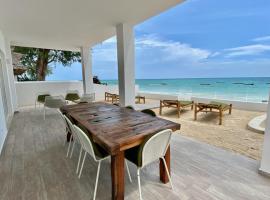 Ocean Blue Apartment with Panoramic Pool ZanzibarHouses, hotelli kohteessa Kiwengwa