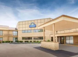 Days Inn & Suites by Wyndham Madison Heights MI