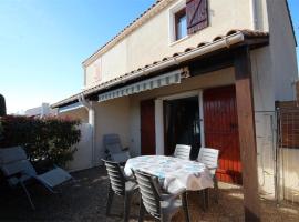 Villa d'angle, 5 couchages, 2 chambres etage, terrasse Sud parking dans résidence sécurisée, WIFI , piscine commune 400m de la mer LRJP123, Hotel in Portiragnes
