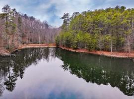 Alpine Joy-Hot Tub, Pond Access ,Cozy Cabin Retreat in the Smokies, hotel i Townsend