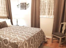 Sarnia Central Six - BIG 6 BR 2 BA - patio and BBQ, hotel in Sarnia