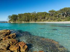 Gorgeous Beachside Cottage Jervis Bay, lodging in Vincentia