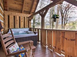 Honey Bear Pause Rural Escape with Porch and Hot Tub!, hotel con jacuzzi en Townsend