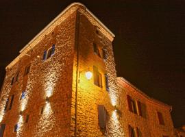 Gîtes La Tour le Mas de Crieulon, hotel sa bazenima u gradu Saint-Jean-de-Crieulon