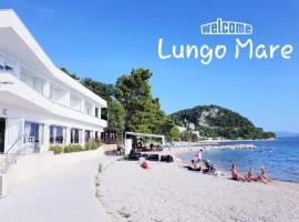 Apartmants villa Lungo Mare, готель з басейнами у місті Живогоще