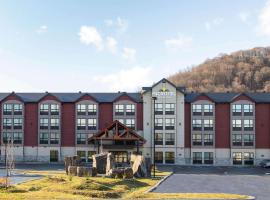 Microtel Inn & Suites by Wyndham Mont Tremblant, хотел в Мон-Тремблан