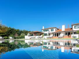 Praia das Macas Villa Sleeps 14 with Pool、Adragaのホテル
