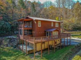 Grand Ladybug Resort on a Creek. Family Cabin with a Pond and Forest Views, cabin in Gatlinburg