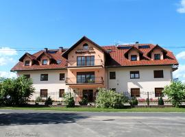 Pensjonat Korona，Modrzyca的有停車位的飯店