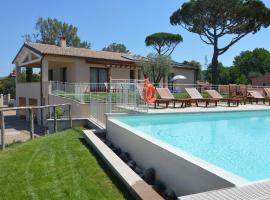 Le Bozze -Villa Jenny con WI-FI, posto auto, piscina a sfioro a Castagneto Carducci, hotel in Castagneto Carducci