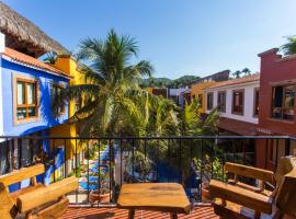 Casa Lotería Sayulita - Family Boutique Hotel with Spacious Full Kitchen Suites, Restaurant, Rooftop Yoga, Pool & Free Parking - 3 min to Beach, hotel en Sayulita