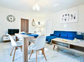 Koukounari Luxury Apartments: Vathí şehrinde bir lüks otel