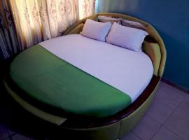 Elizz guest house, bed & breakfast i Accra
