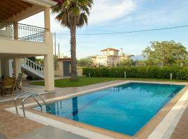 Luxury villa with a swimming pool in Lefkochoara, Messinias, family hotel in Levkokhóra