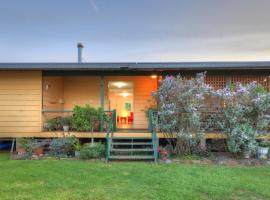 Village Stays Coldstream Gallery Bungalow, room in Ulmarra