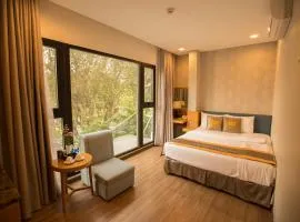 The Blue Airport Hotel、にあるタンソンニャット国際空港 - SGNの周辺ホテル