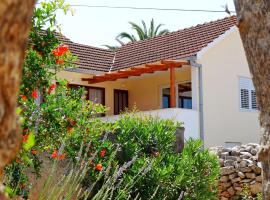 House Lara, hotel em Vrboska