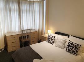 South Shield's Hidden Gem Emerald Apartment sleeps 6 Guests, hotel with parking in South Shields