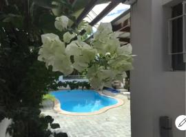 Pereybere Villa Valari with Pool Near Beach, guest house in Pereybere