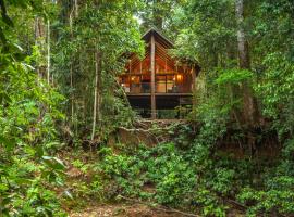 The Canopy Rainforest Treehouses & Wildlife Sanctuary, hotel en Tarzali