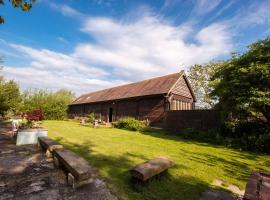 The Timber Barn South Downs West Sussex Sleeps 18, hotel dengan parking di Hardham